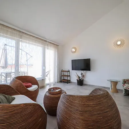 Rosso Apartment *